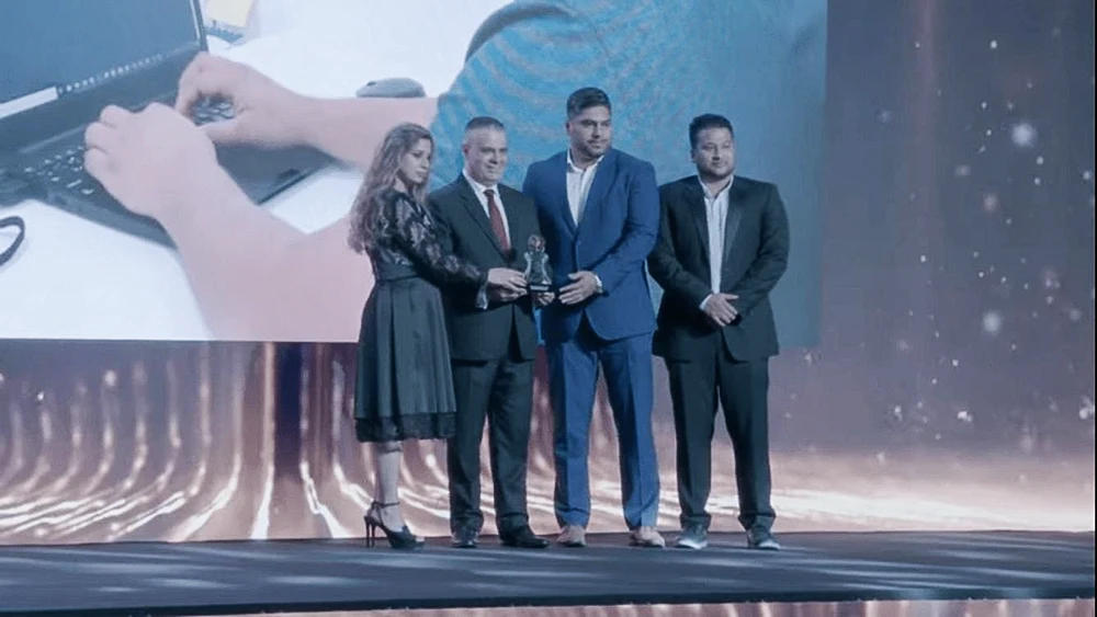 RAZRLAB and Haifa Logistics team accepting award